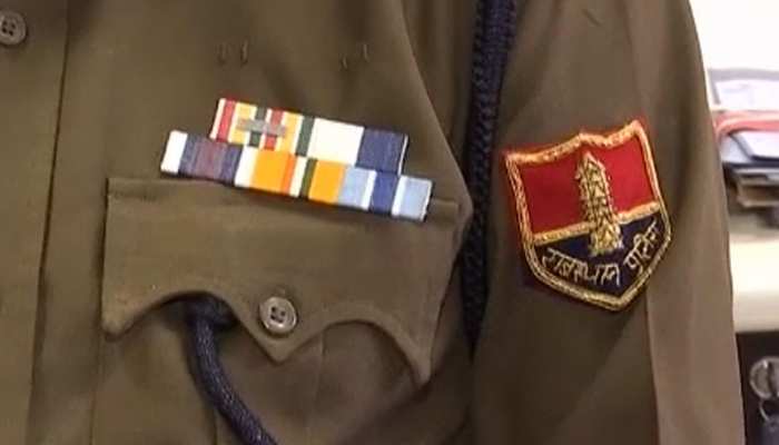 कोटड़ी: मजदूरों को पैदल जाते देख पसीजी पुलिस, खाना खिलाकर अपनी गाड़ी से छुड़वाया घर कोटड़ी: मजदूरों को पैदल जाते देख पसीजी पुलिस, खाना खिलाकर अपनी गाड़ी से छुड़वाया घर