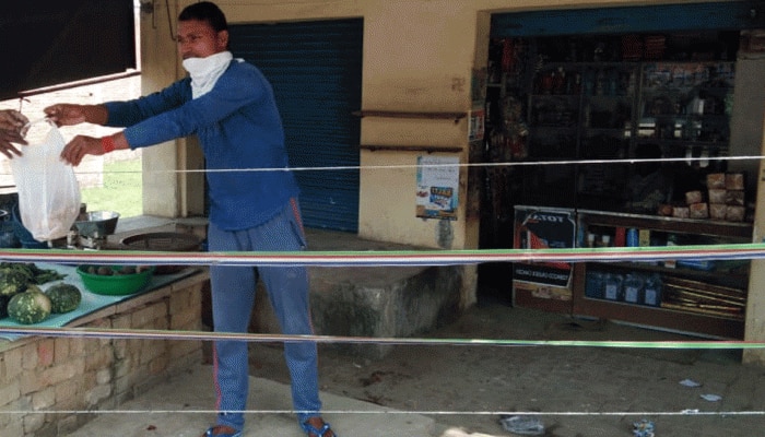 COVID-19: प्रतापगढ़ में दुकानदार ने दुकान के सामने बांधी रस्सी, कहा- दूरी बनाएं COVID-19: प्रतापगढ़ में दुकानदार ने दुकान के सामने बांधी रस्सी, कहा- दूरी बनाएं
