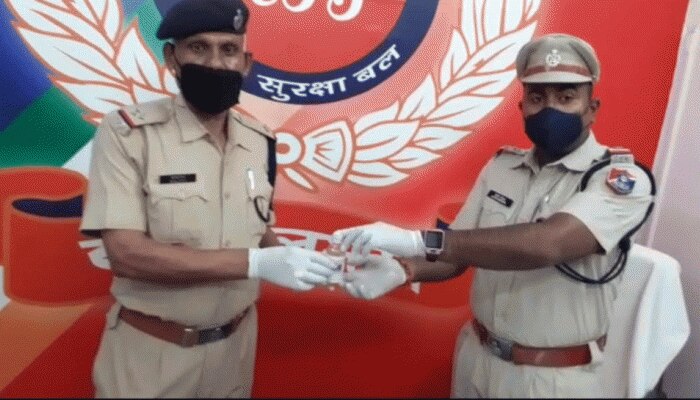 कोरोना वायरस: सेनिटाइजर की किल्लत से परेशान RPF इंस्पेक्टर ने खुद से ही तैयार किया सेनिटाइजर कोरोना वायरस: सेनिटाइजर की किल्लत से परेशान RPF इंस्पेक्टर ने खुद से ही तैयार किया सेनिटाइजर
