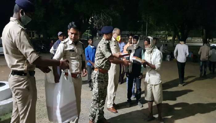 Lockdown: मध्यप्रदेश पुलिस का यह चेहरा देखकर आप भी कहेंगे-वाह क्या काम किया है? Lockdown: मध्यप्रदेश पुलिस का यह चेहरा देखकर आप भी कहेंगे-वाह क्या काम किया है?