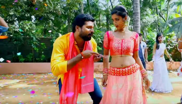 Bhojpuri Video: इंटरनेट पर गर्दा उड़ा रहा Ritesh Pandey का भोजपुरी गाना 'काशी हिले पटना हिले' Bhojpuri Video: इंटरनेट पर गर्दा उड़ा रहा Ritesh Pandey का भोजपुरी गाना 'काशी हिले पटना हिले'