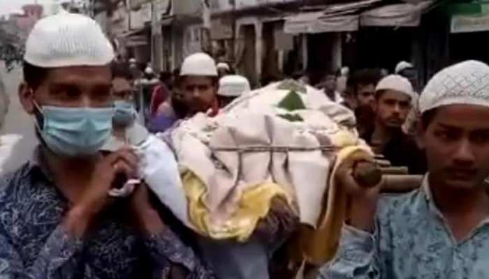 Lockdown: अपनों की गैरमौजूदगी में मुस्लिमों ने दिया अर्थी को कंधा, हिंदू रीति-रिवाज से किया अंतिम संस्कार Lockdown: अपनों की गैरमौजूदगी में मुस्लिमों ने दिया अर्थी को कंधा, हिंदू रीति-रिवाज से किया अंतिम संस्कार