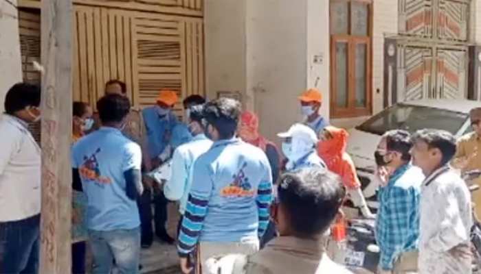 मेरठ में महिला स्वास्थ्यकर्मी को लोगों ने बनाया बंधक, हाथापाई का भी आरोप मेरठ में महिला स्वास्थ्यकर्मी को लोगों ने बनाया बंधक, हाथापाई का भी आरोप