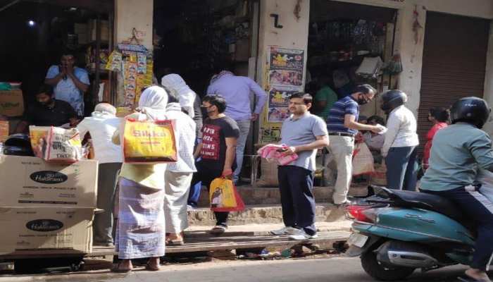 वाराणसी: लॉकडाउन में कालाबाजारी रोकने के लिए झोला ले खुद बाजार में निकले DM और SSP वाराणसी: लॉकडाउन में कालाबाजारी रोकने के लिए झोला ले खुद बाजार में निकले DM और SSP