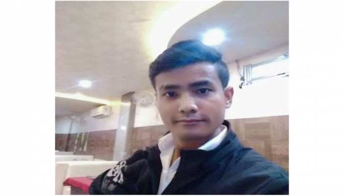 मंत्री के बेटे के रेस्टोरेंट कर्मचारी ने की खुदकुशी, सुसाइड नोट में मिनिस्टर की बहू को बताया जिम्मेदार मंत्री के बेटे के रेस्टोरेंट कर्मचारी ने की खुदकुशी, सुसाइड नोट में मिनिस्टर की बहू को बताया जिम्मेदार