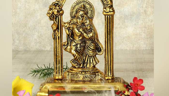 घर में कहां-कहां भूल से भी न लगाएं देवी-देवताओं की मूर्तियां, वास्तु शास्त्र के ये नियम जानना बहुत जरूरी घर में कहां-कहां भूल से भी न लगाएं देवी-देवताओं की मूर्तियां, वास्तु शास्त्र के ये नियम जानना बहुत जरूरी