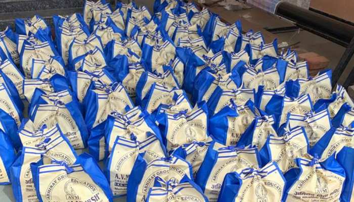 राजस्थान: मदद के लिए आगे आ रहे भामाशाह, 550 किट खाद्य सामग्री का किया वितरण राजस्थान: मदद के लिए आगे आ रहे भामाशाह, 550 किट खाद्य सामग्री का किया वितरण