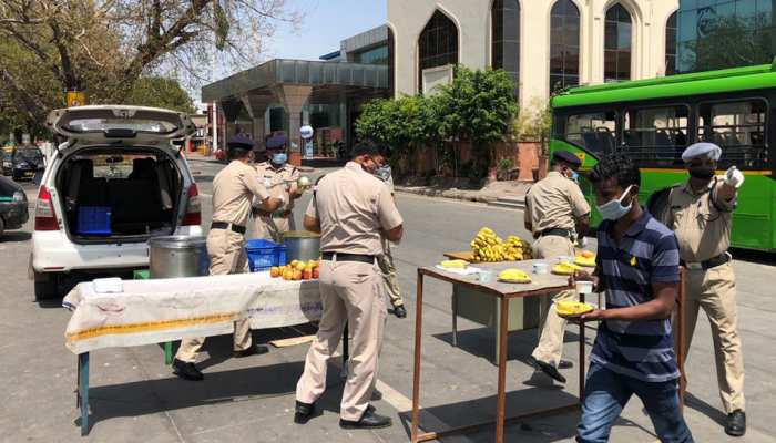 Lockdown: आरपीएफ के इंस्पेक्टर बने गरीबों के मसीहा, गरीब लोगों को रोज बांट रहे हैं खाना Lockdown: आरपीएफ के इंस्पेक्टर बने गरीबों के मसीहा, गरीब लोगों को रोज बांट रहे हैं खाना