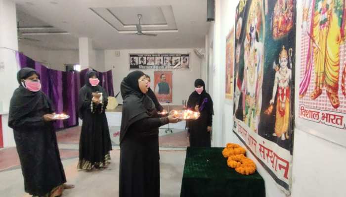 गंगा-जमुनी तहजीब के शहर काशी में मुस्लिम महिलाओं ने मनाई रामनवमी, कोरोना संकट से मुक्ति के लिए की प्रार्थना गंगा-जमुनी तहजीब के शहर काशी में मुस्लिम महिलाओं ने मनाई रामनवमी, कोरोना संकट से मुक्ति के लिए की प्रार्थना