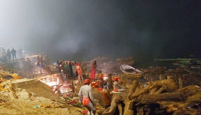 Covid-19: जिस मणिकर्णिका घाट पर कभी ठंडी नहीं पड़ती थी 'चिता की आग', वहां भी पसरा सन्नाटा Covid-19: जिस मणिकर्णिका घाट पर कभी ठंडी नहीं पड़ती थी 'चिता की आग', वहां भी पसरा सन्नाटा