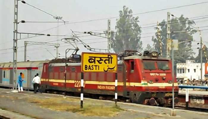 UP: बस्ती मेडिकल कॉलेज में 'जमातियों' का उत्पात, खुले में घूम रहे, खाने में मांग रहे बिरयानी UP: बस्ती मेडिकल कॉलेज में 'जमातियों' का उत्पात, खुले में घूम रहे, खाने में मांग रहे बिरयानी