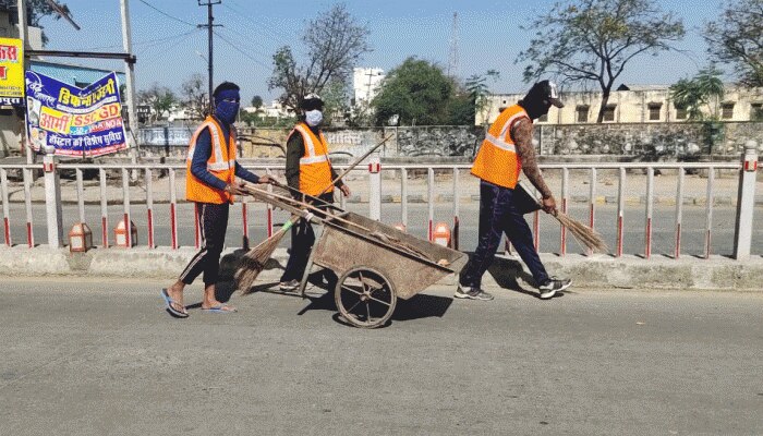 राजस्थान में कोरोना संकट में जी-जान से जुटे सफाईकर्मी, उठी स्वास्थ्य बीमा की मांग राजस्थान में कोरोना संकट में जी-जान से जुटे सफाईकर्मी, उठी स्वास्थ्य बीमा की मांग