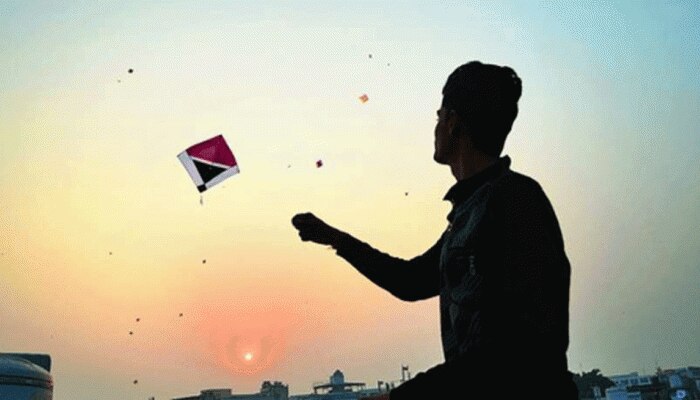 लॉकडाउन के बीच इस शहर के लोग उड़ा रहे पतंग, मेट्रो के अधिकारी परेशान, रोजाना हो रही बत्ती गुल लॉकडाउन के बीच इस शहर के लोग उड़ा रहे पतंग, मेट्रो के अधिकारी परेशान, रोजाना हो रही बत्ती गुल