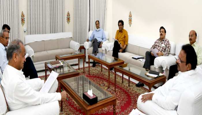राजस्थान में जल्द बढ़ सकते हैं कोरोना टेस्ट, सीएम ने ली समीक्षा बैठक राजस्थान में जल्द बढ़ सकते हैं कोरोना टेस्ट, सीएम ने ली समीक्षा बैठक