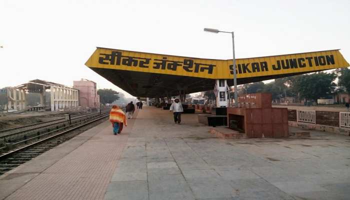 सीकर: मंदिर में दीपक जलाते समय पत्थरबाजी, तीन युवक गिरफ्तार सीकर: मंदिर में दीपक जलाते समय पत्थरबाजी, तीन युवक गिरफ्तार