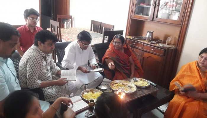 लॉकडाउन के बीच मनाई गई भगवान महावीर जयंती, घर में ही हुई पूजा अर्चना लॉकडाउन के बीच मनाई गई भगवान महावीर जयंती, घर में ही हुई पूजा अर्चना