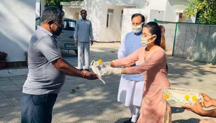 केंद्रीय मंत्री रमेश पोखरियाल 'निशंक' की बेटी ने खादी के मास्क बनाकर बांटें, पिता ने ट्वीट कर जताया गर्व केंद्रीय मंत्री रमेश पोखरियाल 'निशंक' की बेटी ने खादी के मास्क बनाकर बांटें, पिता ने ट्वीट कर जताया गर्व