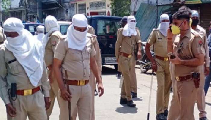 मेरठ: कोरोना मरीजों वाला एरिया सील करने पहुंची पुलिस टीम के साथ मारपीट, इमाम सहित 4 गिरफ्तार मेरठ: कोरोना मरीजों वाला एरिया सील करने पहुंची पुलिस टीम के साथ मारपीट, इमाम सहित 4 गिरफ्तार