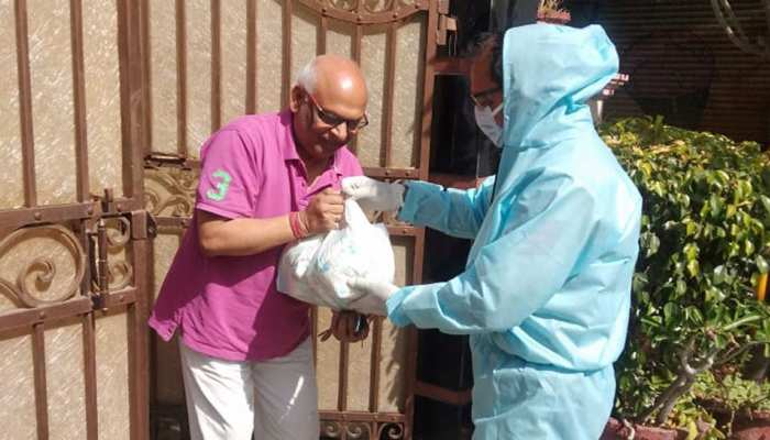 कोरोना वायरस: इलाका सील करने के बाद पुलिस डोर-टू-डोर कर रही है जरूरी सामान की सप्लाई कोरोना वायरस: इलाका सील करने के बाद पुलिस डोर-टू-डोर कर रही है जरूरी सामान की सप्लाई