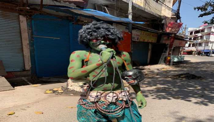 लॉकडाउन का पालन कराने के लिए हरिद्वार पुलिस ने सड़क पर उतारा 'कोरोना राक्षस' लॉकडाउन का पालन कराने के लिए हरिद्वार पुलिस ने सड़क पर उतारा 'कोरोना राक्षस'