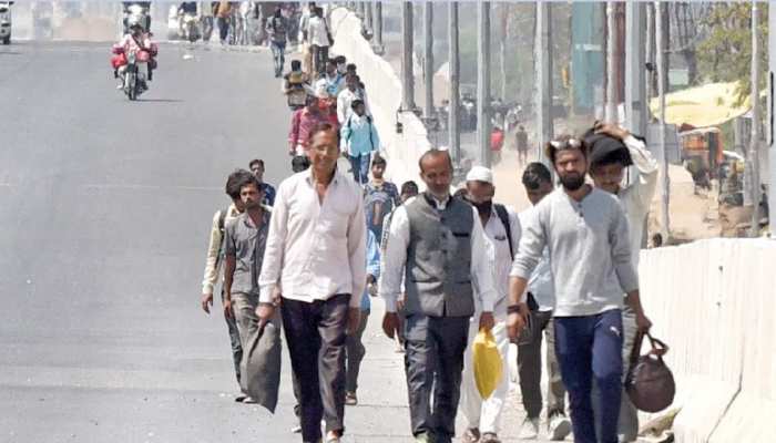 12 दिनों में दिल्ली से पैदल चलकर कटिहार पहुंचे मजदूर, फिर भी अब तक नहीं पहुंचे घर 12 दिनों में दिल्ली से पैदल चलकर कटिहार पहुंचे मजदूर, फिर भी अब तक नहीं पहुंचे घर