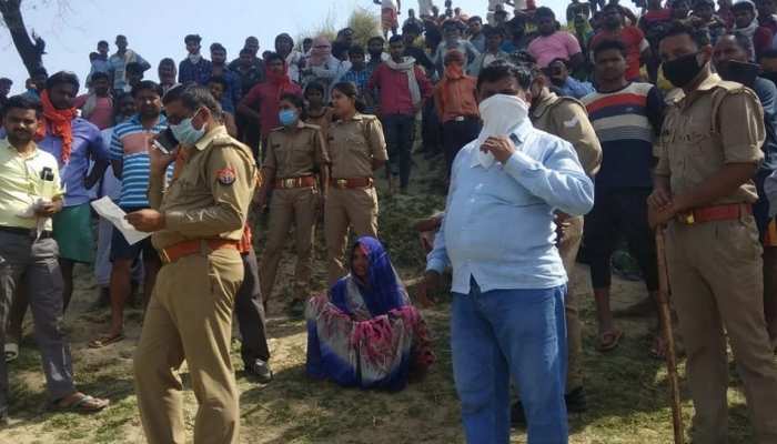 UP: पांच बच्चों को लेकर गंगा नदी में कूदी मां, खुद तैरकर आ गई बाहर, बच्चों का नहीं चला पता UP: पांच बच्चों को लेकर गंगा नदी में कूदी मां, खुद तैरकर आ गई बाहर, बच्चों का नहीं चला पता