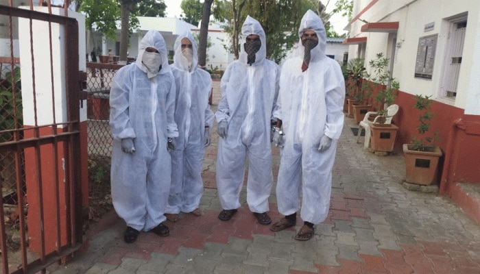 गुजरात: पुलिस ने चोरों को पहनाया सेफ्टी सूट, जानें पूरा मामला गुजरात: पुलिस ने चोरों को पहनाया सेफ्टी सूट, जानें पूरा मामला