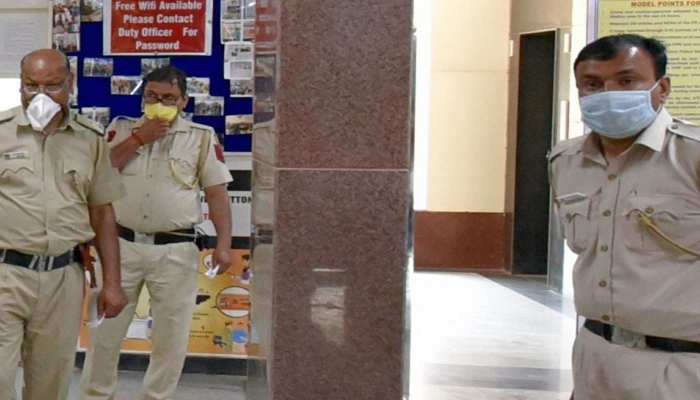 AIIMS में तैनात पुलिसकर्मी कोरोना पॉजिटिव, संपर्क में आए साथियों को क्वारंनटाइन करने की तैयारी AIIMS में तैनात पुलिसकर्मी कोरोना पॉजिटिव, संपर्क में आए साथियों को क्वारंनटाइन करने की तैयारी