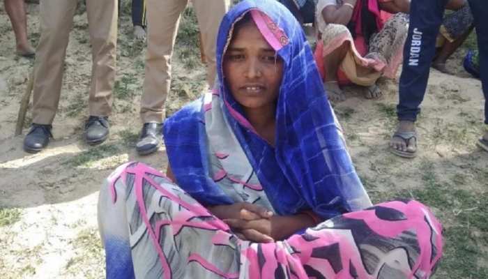 भदोही: 5 बच्चों को गंगा नदी में बहाने वाली माँ पर FIR, 2 बेटियों के शव मिले, 3 बेटे अब भी लापता भदोही: 5 बच्चों को गंगा नदी में बहाने वाली माँ पर FIR, 2 बेटियों के शव मिले, 3 बेटे अब भी लापता
