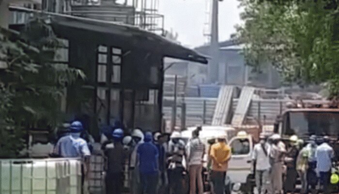 महाराष्ट्र: सैनिटाइजर फैक्ट्री में अचानक हुआ ब्लास्ट, दो लोगों की मौत, एक जख्मी महाराष्ट्र: सैनिटाइजर फैक्ट्री में अचानक हुआ ब्लास्ट, दो लोगों की मौत, एक जख्मी