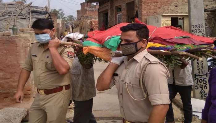 COVID-19: लॉकडाउन में अनाथ महिला की अर्थी को कंधा देकर UP POLICE ने निभाया बेटे का फर्ज COVID-19: लॉकडाउन में अनाथ महिला की अर्थी को कंधा देकर UP POLICE ने निभाया बेटे का फर्ज