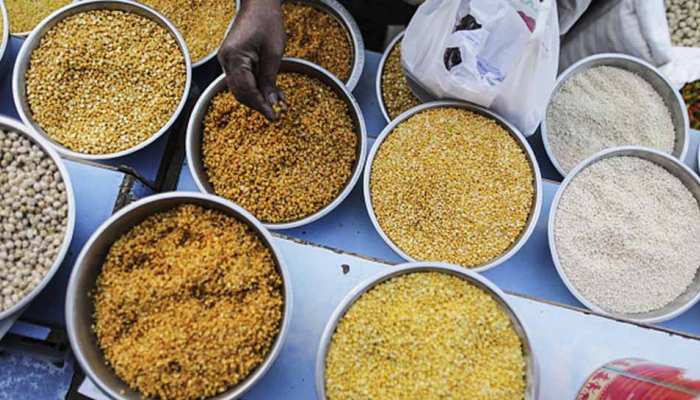 बिहार: PDS दुकान पर लोगों ने किया हंगामा, राशन कम दिए जाने का लगाया आरोप बिहार: PDS दुकान पर लोगों ने किया हंगामा, राशन कम दिए जाने का लगाया आरोप