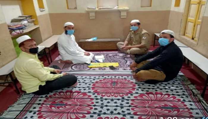 लॉकडाउन के दौरान हापुड़ के हेड कांस्टेबल का निकाह बना चर्चा का विषय, जानें क्या है कारण? लॉकडाउन के दौरान हापुड़ के हेड कांस्टेबल का निकाह बना चर्चा का विषय, जानें क्या है कारण?