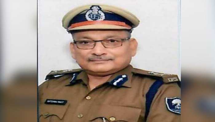 बिहार: अधिकारी ने कराई चौकीदार से उठक बैठक तो डीजीपी ने लगायी क्लास, बोले... बिहार: अधिकारी ने कराई चौकीदार से उठक बैठक तो डीजीपी ने लगायी क्लास, बोले...