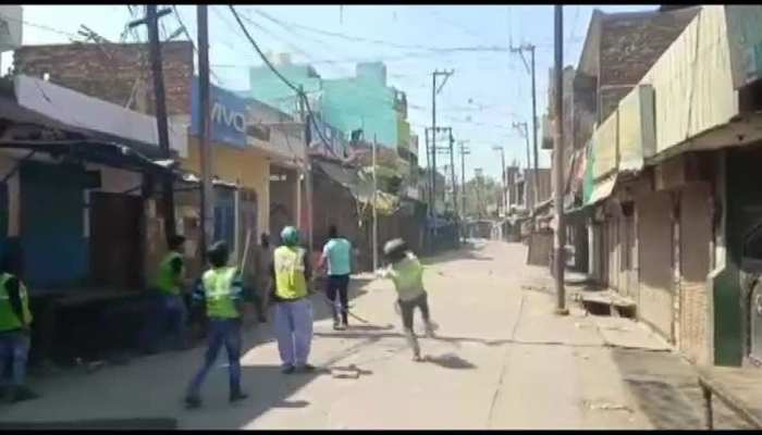 Lockdown: mob attacked policemen in Aligarh| अलीगढ़ ...