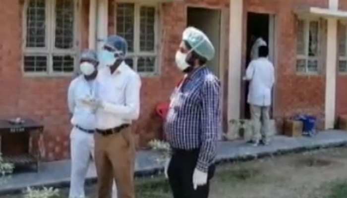 UP: अस्थाई जेल में 54 लोगों के साथ बंद तबलीगी जमाती निकला कोरोना पॉजिटिव, पहली रिपोर्ट आई थी नेगेटिव UP: अस्थाई जेल में 54 लोगों के साथ बंद तबलीगी जमाती निकला कोरोना पॉजिटिव, पहली रिपोर्ट आई थी नेगेटिव