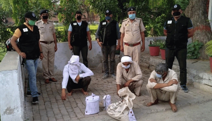 हिसार: नमकीन प्रोडक्टस से भरे कैंटर में छिपाकर कर रहे थे अफीम की तस्करी, STF ने पकड़ा हिसार: नमकीन प्रोडक्टस से भरे कैंटर में छिपाकर कर रहे थे अफीम की तस्करी, STF ने पकड़ा