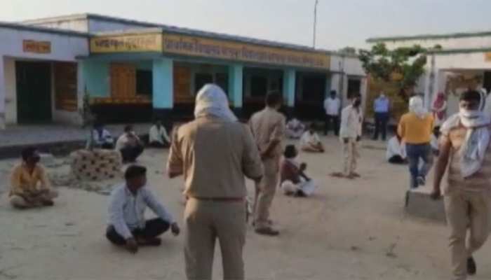 जौनपुर: गांव की ईदगाह में छिपे थे मुंबई के धारावी से लौटे 22 लोग, प्रशासन ने सबको किया क्वॉरंटीन जौनपुर: गांव की ईदगाह में छिपे थे मुंबई के धारावी से लौटे 22 लोग, प्रशासन ने सबको किया क्वॉरंटीन