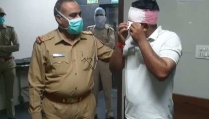 आगरा: लॉकडाउन का पालन कराने पहुंचे दारोगा पर उपद्रवियों ने किया हमला, सिर में लगी गंभीर चोट आगरा: लॉकडाउन का पालन कराने पहुंचे दारोगा पर उपद्रवियों ने किया हमला, सिर में लगी गंभीर चोट