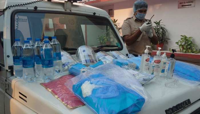 दिल्ली पुलिस का दिल वाला सिपाही, अपने पैसे से बांट रहा है PPE किट समेत ये चीजें दिल्ली पुलिस का दिल वाला सिपाही, अपने पैसे से बांट रहा है PPE किट समेत ये चीजें