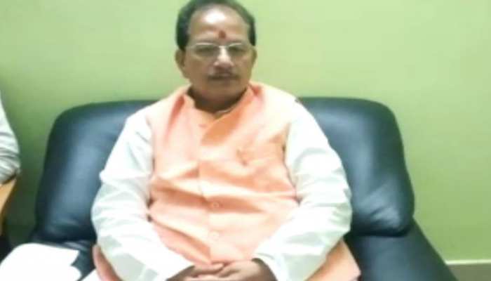 बिहार: घर पर ही सामुदायिक किचन चला रहे मंत्री विजय सिन्हा, बांटे मास्क और सेनेटाइजर बिहार: घर पर ही सामुदायिक किचन चला रहे मंत्री विजय सिन्हा, बांटे मास्क और सेनेटाइजर