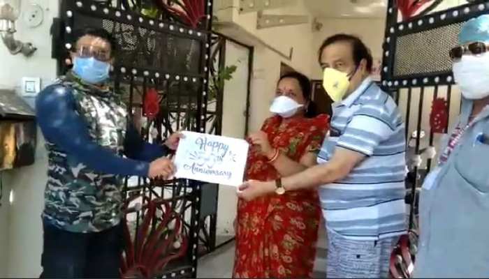 वायुसेना अधिकारी के बुजुर्ग माता-पिता को शादी की सालगिरह पर शुभकामनाएं देने घर पहुंचे SSP उज्जैन वायुसेना अधिकारी के बुजुर्ग माता-पिता को शादी की सालगिरह पर शुभकामनाएं देने घर पहुंचे SSP उज्जैन
