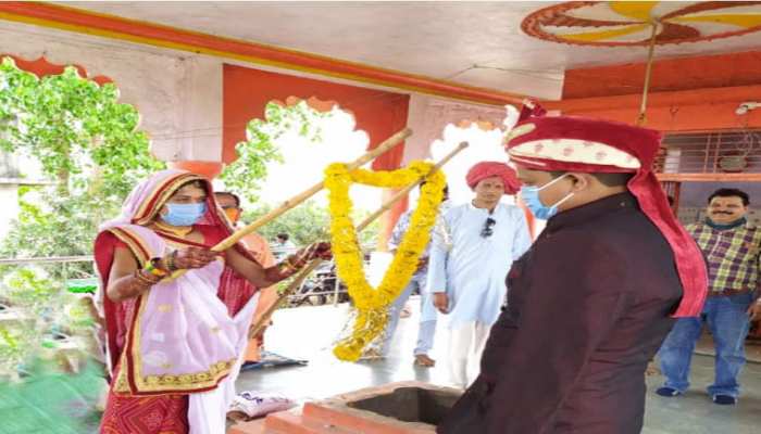 MP: लॉकडाउन के बीच एक अनोखी शादी, दूल्हा-दुल्हन ने बांस की छड़ी की मदद से पहनाई एक-दूसरे को जयमाला