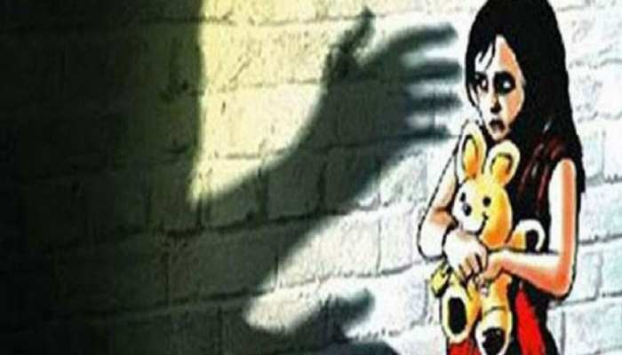 UP: अधेड़ पर 4 साल की बच्ची से दुष्कर्म का आरोप, पुलिस कर रही है तलाश UP: अधेड़ पर 4 साल की बच्ची से दुष्कर्म का आरोप, पुलिस कर रही है तलाश