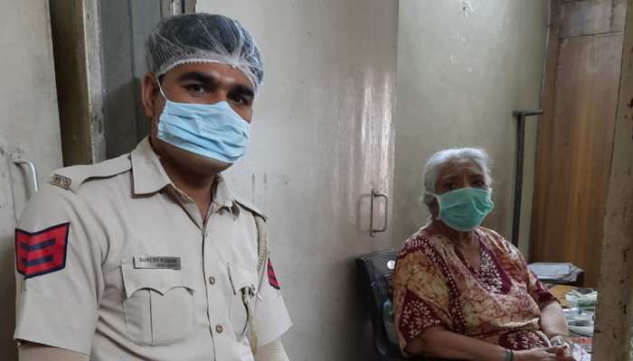 दिल्ली: बुजुर्ग महिला के 'बेटा' बने हेड कान्सटेबल सुरेश, 'मां' की तरह करते हैं सेवा दिल्ली: बुजुर्ग महिला के 'बेटा' बने हेड कान्सटेबल सुरेश, 'मां' की तरह करते हैं सेवा