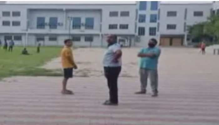 आगरा से ड्यूटी कर हाथरस लौटे 48 पुलिसकर्मी क्वारंटीन, SP ने क्वारंटीन सेंटर्स का लिया जायजा आगरा से ड्यूटी कर हाथरस लौटे 48 पुलिसकर्मी क्वारंटीन, SP ने क्वारंटीन सेंटर्स का लिया जायजा