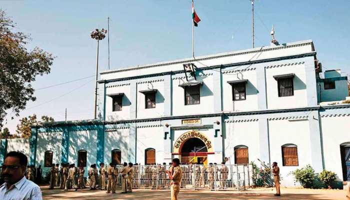 पैरोल से जेल में लौटा कैदी मिला कोरोना पॉजिटिव, 3 पुलिसकर्मी समेत 11 लोग संक्रमित पैरोल से जेल में लौटा कैदी मिला कोरोना पॉजिटिव, 3 पुलिसकर्मी समेत 11 लोग संक्रमित