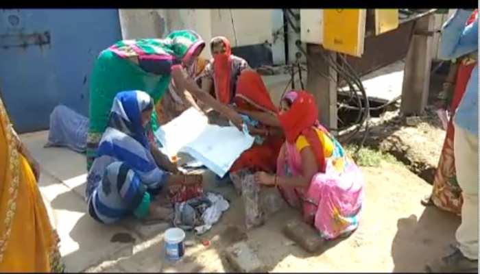 सड़क पर ही हुई महिला की डिलीवरी, अस्पताल ने भर्ती करने से किया इनकार सड़क पर ही हुई महिला की डिलीवरी, अस्पताल ने भर्ती करने से किया इनकार