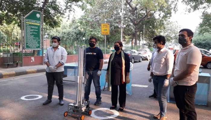 निराशा के दौर में भी आशा की किरण! यहां ड्रोन के बाद रोबोट भी जुटा सैनिटाइजेशन में, जानें खूबियां निराशा के दौर में भी आशा की किरण! यहां ड्रोन के बाद रोबोट भी जुटा सैनिटाइजेशन में, जानें खूबियां