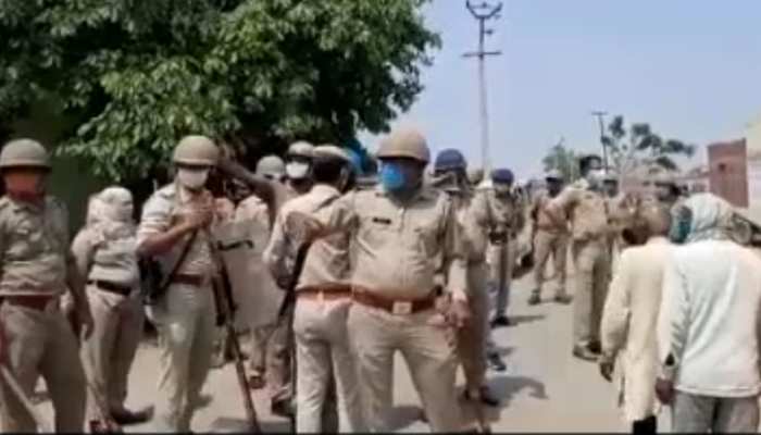 शव दफनाने को लेकर बुलंदशहर में विवाद, विरोध जताने सड़क पर उतरे सैकड़ों लोग शव दफनाने को लेकर बुलंदशहर में विवाद, विरोध जताने सड़क पर उतरे सैकड़ों लोग